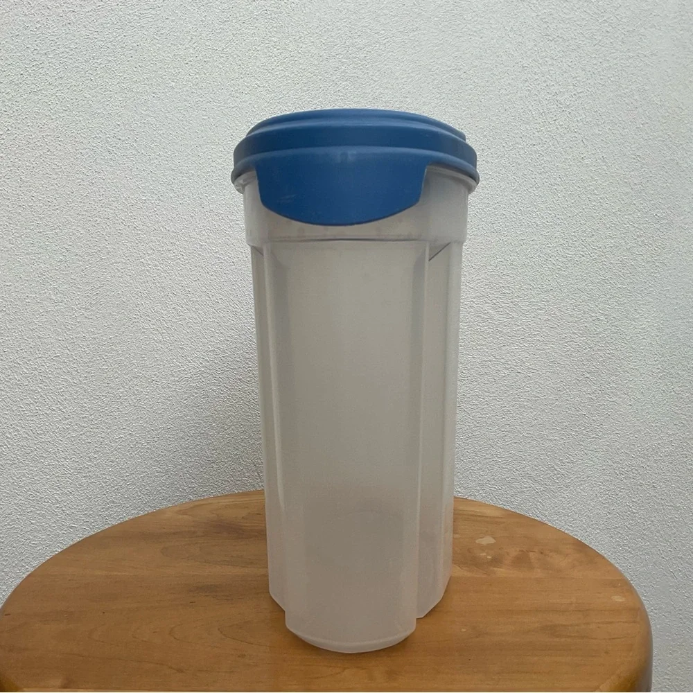 Rubbermaid Servin' Saver 3.5 quart lot of 2 Blue, Opaque Kitchen Storage